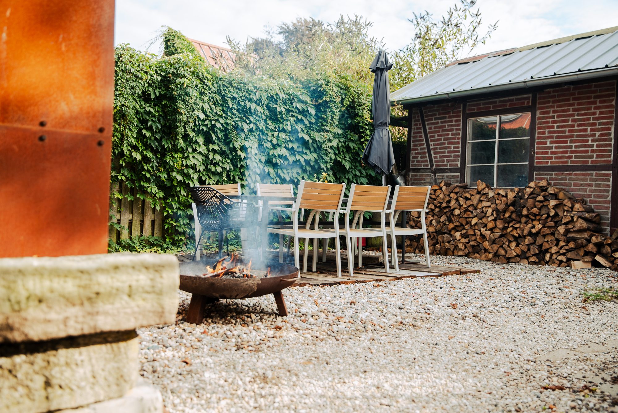 Feuerstelle und Terrasse im Garten