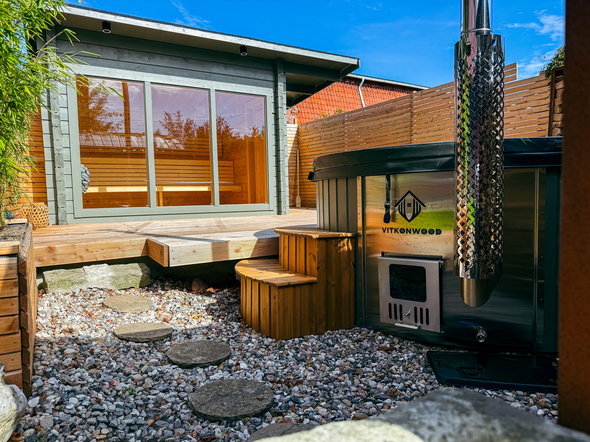 Spa-Bereich mit Sauna und Whirlpool im Garten der Ole Franz